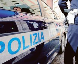 Popò contro l’auto di servizio: condannato
