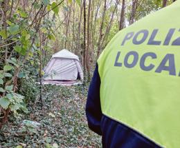 Si era accampato in ciclabile