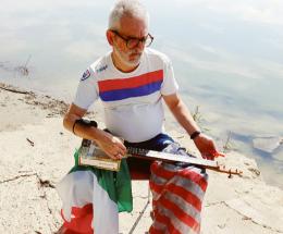 Con le scatole vuote crea strumenti jazz