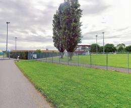 Il campo da calcio alla società di casa