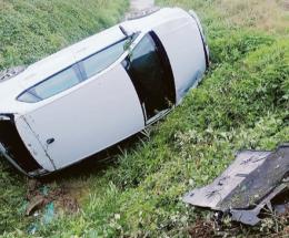 Carambola nel fosso nella strada pericolosa