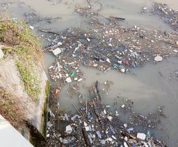 Su la chiusa, rifiuti verso il mare