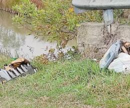 Ecovandali lanciano rifiuti in canale