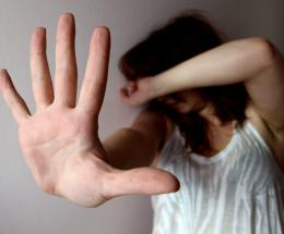 La cena non è pronta, giù botte