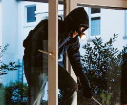 Spaccano le finestre ed entrano