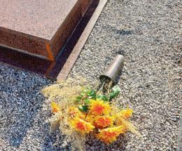 Raid al cimitero, tombe danneggiate