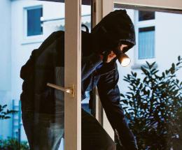 Hanno derubato anche il prete