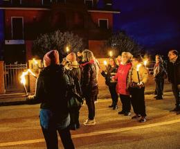 Una fiaccolata per dire “basta”