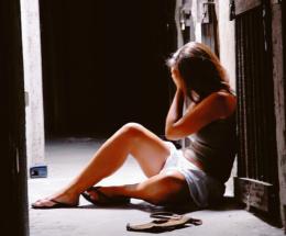 Li prende a calci e pugni finisce condannato