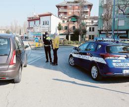 Asta di bici e le auto in garage