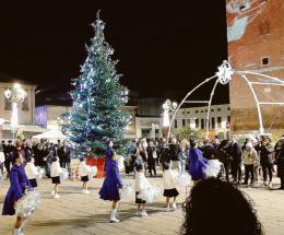 Giorni di corsa, majorette, luci e fiori