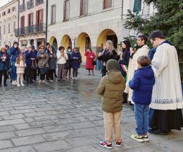 L’infiorata riempie la piazza