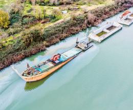 Nave abbandonata, è allarme