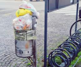 Bottiglie vuote e spazzatura in centro: “Il corso scambiato per una discarica”