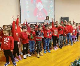 I bimbi cantano per i nonni 