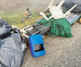 Argini invasi dalla plastica e dai rifiuti 