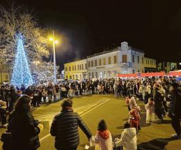 L&rsquo;accensione dell&rsquo;albero scalda le festivit&agrave; 