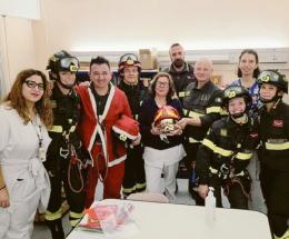 Santa Claus si cala dall&rsquo;alto per i bambini