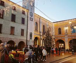Ora il centro &egrave; addobbato a festa