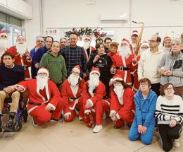 I volontari mettono il costume rosso e portano i regali nelle case di riposo