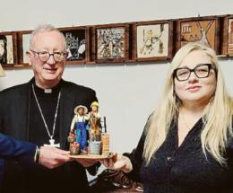 La nuova statuetta donata al vescovo