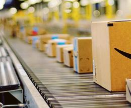 Si compra nei negozi di vicinato, ma l'online vola