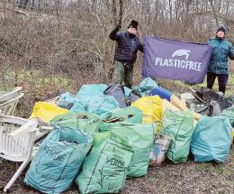 Tre quintali di rifiuti sul canale