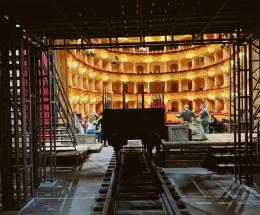 Scene in ritardo, miracolo sul palco