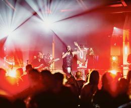 Il palcoscenico diventa uno specchio