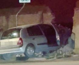 Si schianta contro il muro e lo sfonda