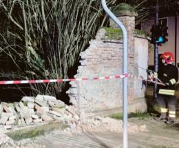 Un'auto abbatte lo storico muro