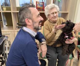 Gli anziani scoprono la pet therapy
