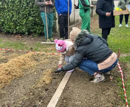 Ragazzi e bimbi piantano insieme