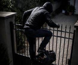 Nel cortile con attrezzi da scasso