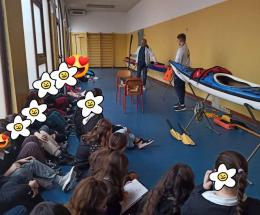 Il kayak approda in aula