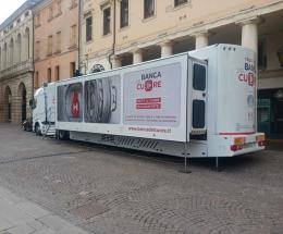 Il truck di Banca del cuore in piazza per gli screening