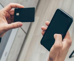 Gli svuotano il conto, ma riesce a recuperare tutto