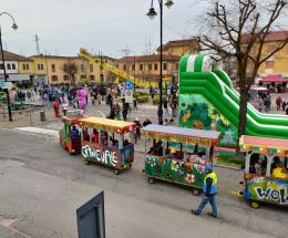 Una grande invasione di maschere