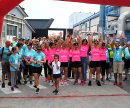 Un serpentone rosa va di corsa