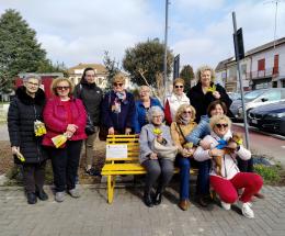 Panchina giallo mimosa, tutta l&rsquo;energia delle donne