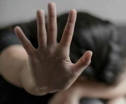 Bottigliate e offese sui muri di casa