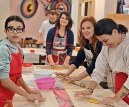Diverse generazioni con le mani in pasta 