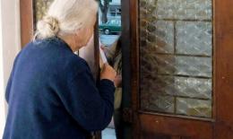 La donna grida, salvata dal tassista