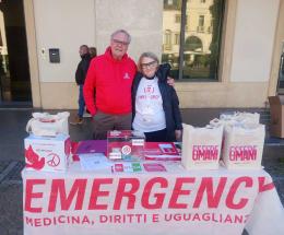 Emergency in piazza con le colombe di pace