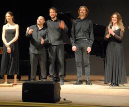 Tutti incantati dai copricapi