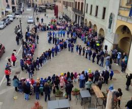 Autismo, il blu &ldquo;veste&rdquo; la piazza
