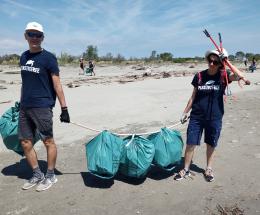 In spiaggia partono le pulizie di primavera