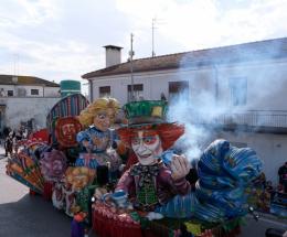 Fiabe e carri invadono il centro