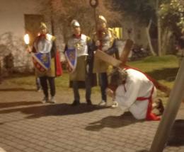 La Via Crucis attraversa il paese