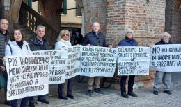 "Sindaco, non &egrave; cos&igrave; che si rappresenta la comunit&agrave;"